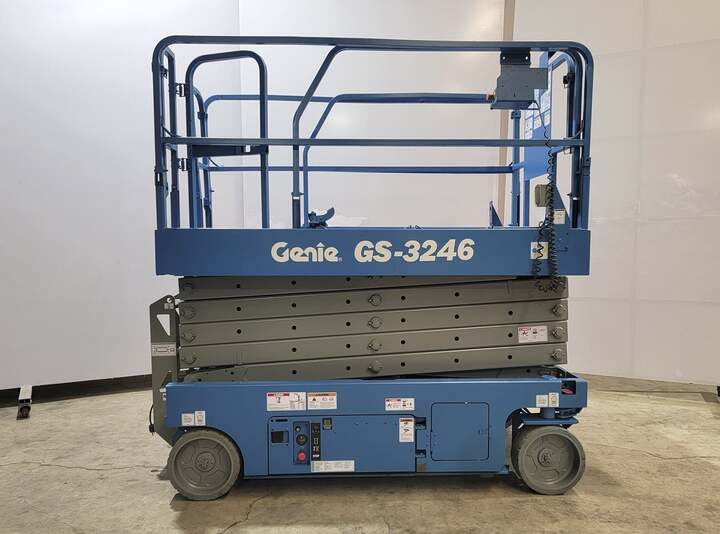 Genie GS-3246 Man Lift 700lbs